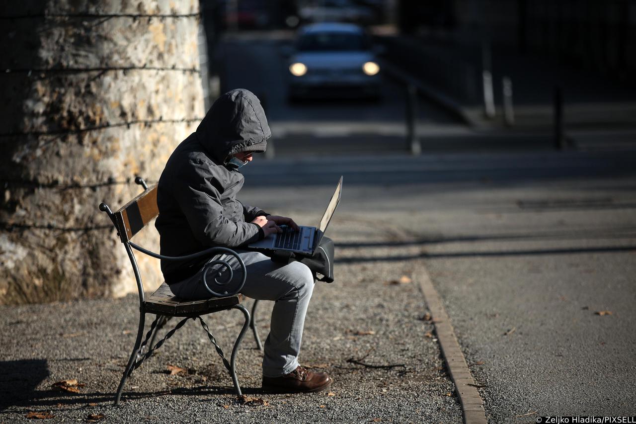 Zagreb: Ni hladnoća ga nije omela da odradi posao na laptopu u parku Zrinjevac