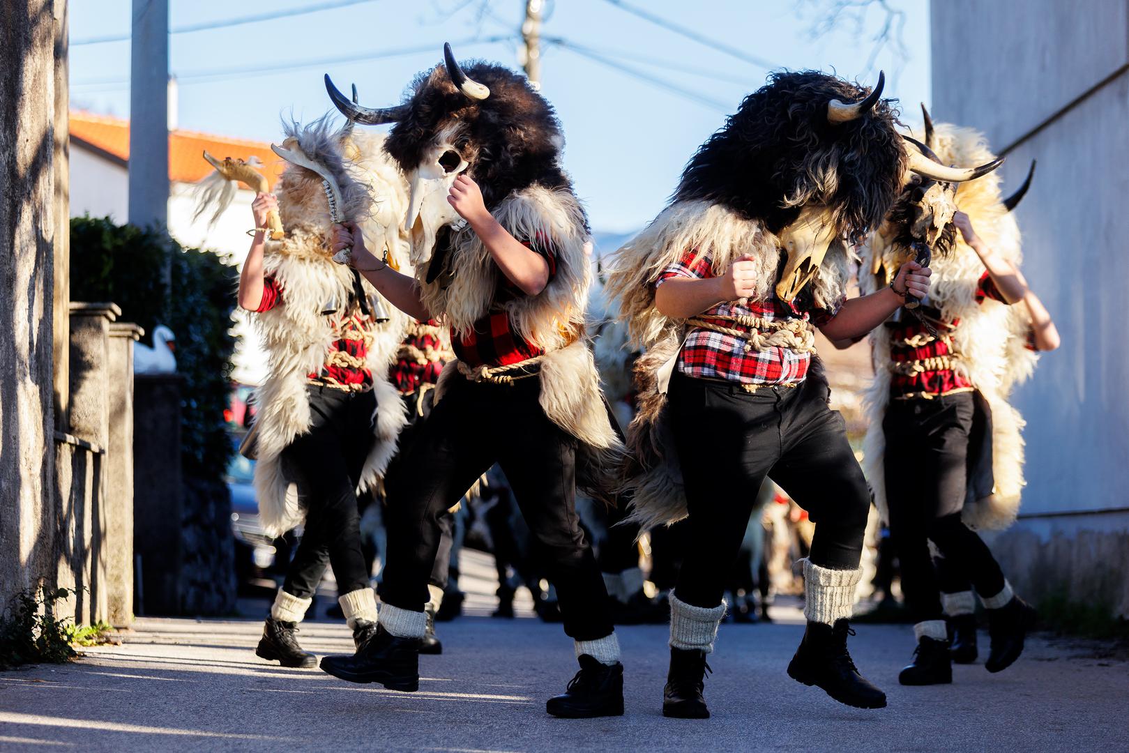 Krug je također i prirodna obrambena formacija na otvorenom prostoru, a u sredini tog kola je zastava koja simbolizira izvorne vrijednosti hrvatskog naroda: obitelj, dom i domovinu. 