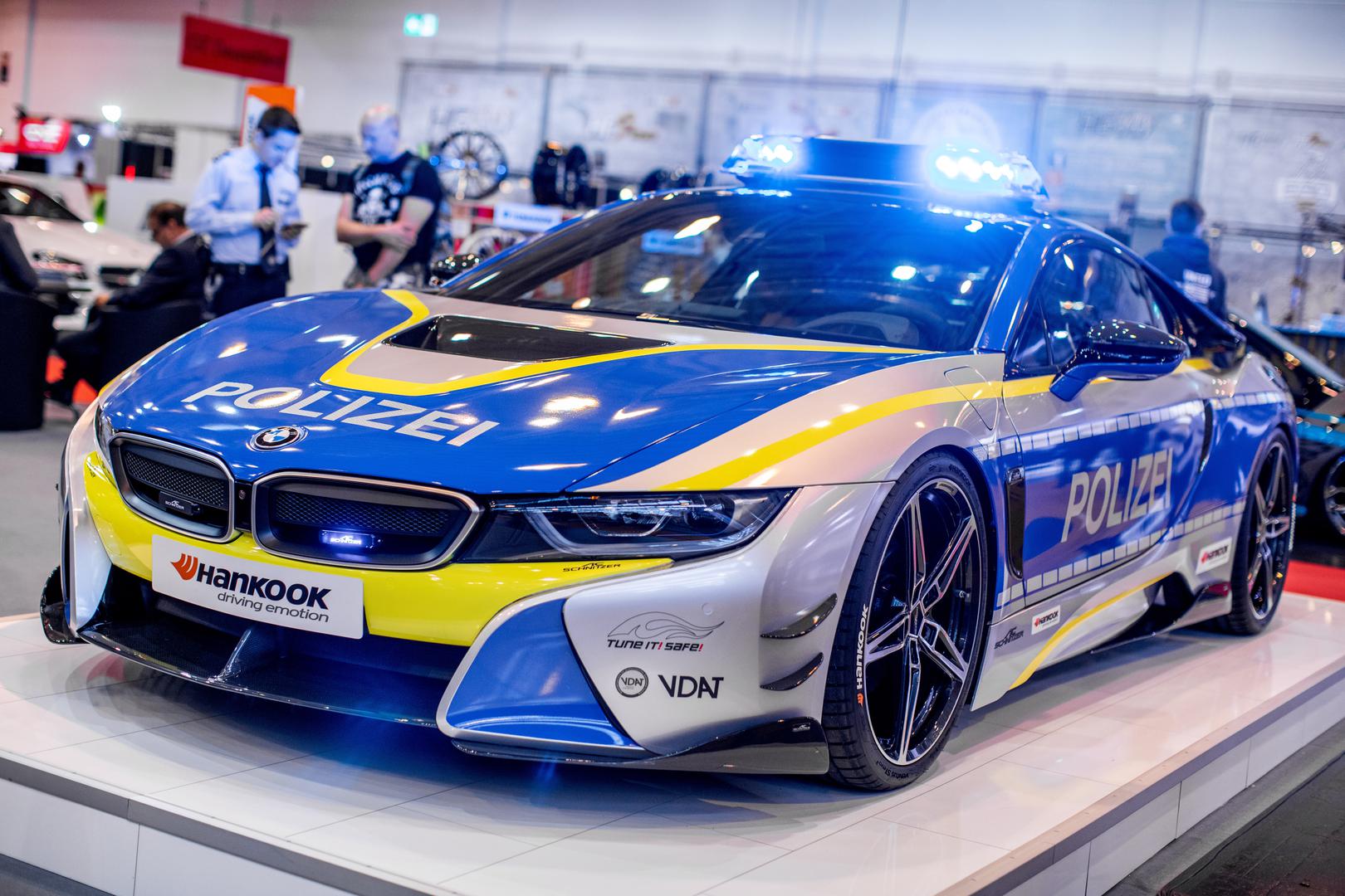 Tamo su predstavljeni neobično uređeni automobili, a ima ih raznih... od policijskih do starijih modela. 