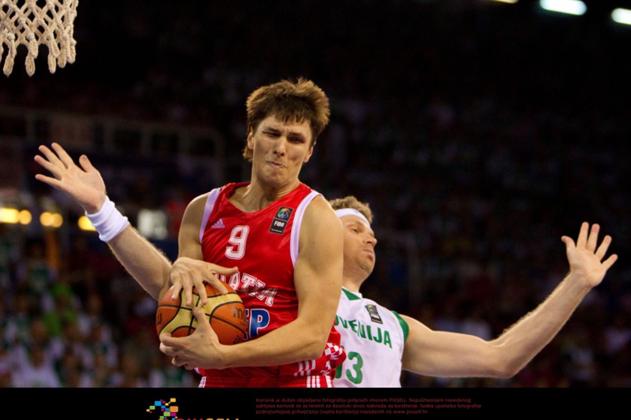 \'30.08.2010, Abdi Ipekci Arena, Istanbul, TUR, 2010 FIBA World Championship, Slovenia vs Croatia, im Bild Marko Tomas  of Croatia vs Miha Zupan of Slovenia during the Preliminary Round.  Foto: nph / 