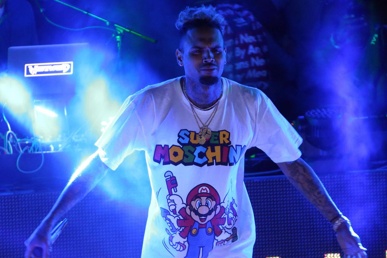 Novalja: Chris Brown zbog jakog vjetra koncert umjesto na plaži Zr?e održao u klubu Aquarius