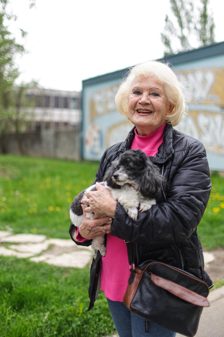  Iako je prošlo gotovo šest desetljeća od njezine kultne uloge Ane Šafranek u filmu "Tko pjeva zlo ne misli", njezin prepoznatljiv osmijeh ostao je nepromijenjen dok je pozirala fotografima. Danas 86-godišnja Bohanec od najranije dobi pokazivala je sklonost umjetnosti, unatoč teškom djetinjstvu obilježenom gubitkom oca i zlostavljanjem od strane očuha. 