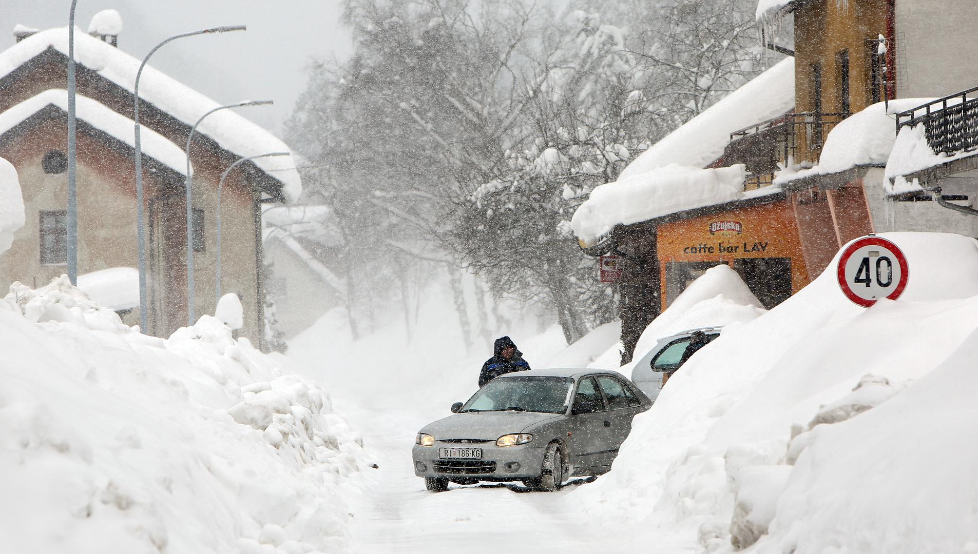 25.02.2018 Ogulin - Na ogulinskom području palo je metar snijega. Grad i sela zameteni su visokim nanosima snijega.