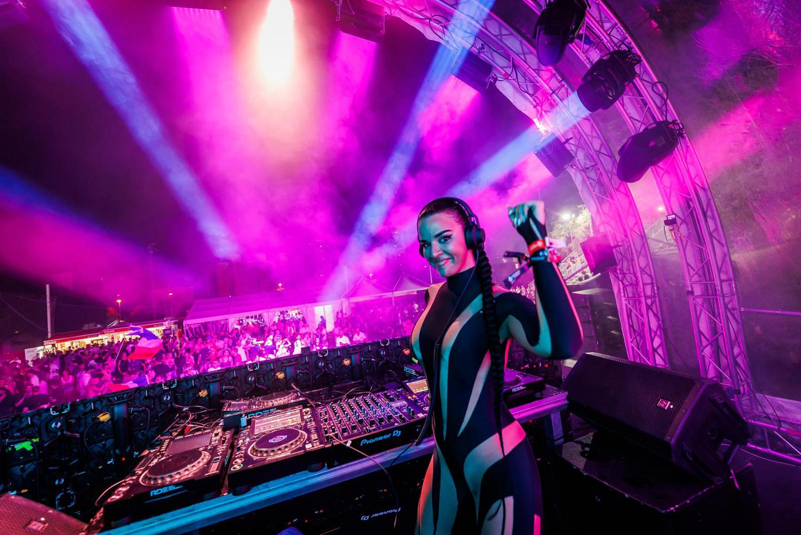 Ivana je imala nastup u Splitu na Ultri Europe, a povodom ovogodišnjeg izdanja popularnog festivala prisjetili smo se njezinog nastupa.