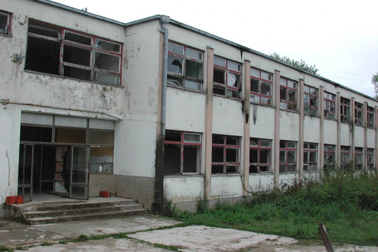 'karlovac ladevac..napustena i unistena skola u ladevcu..,270508 snimila kristina stedul-fabac/vecernji list'