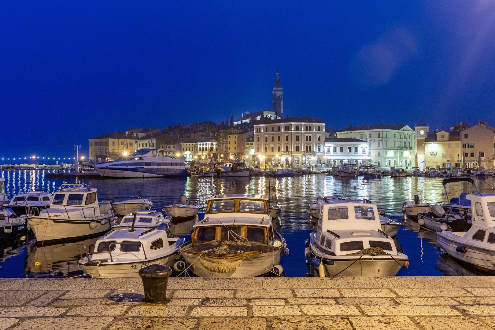 Ovo je jedna od najrazvijenijih turističkih destinacija u Hrvatskoj. Poznat i kao jedan od najslikovitijih i najromantičnijih gradova na Mediteranu