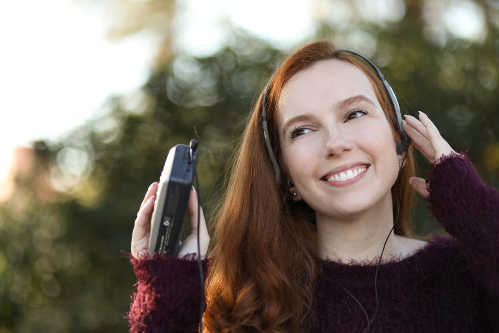 Bežični uređaji:  Bluetooth slušalice, bežični internet i pametni satovi dio su našeg svakodnevnog života. Generacija X koristila je pak žičane slušalice, dial-up internet i ručne satove koji su služili samo za mjerenje vremena. Glazbu u pokretu slušali su na walkmanu