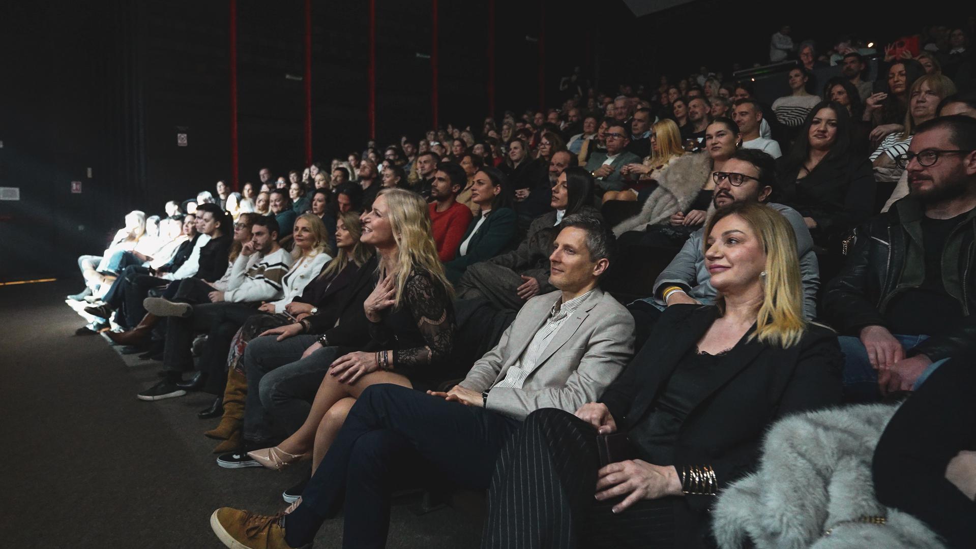 Bio je to pravi splitski đir gdje se slavilo prijateljstvo i odala počast temeljima domaće pop glazbe što se moglo i očekivati budući da je upravo Teo prepoznat kao upečatljiv, moćan vokal, novi kantautor čistog pop izričaja spreman za velike koncertne prostore. 