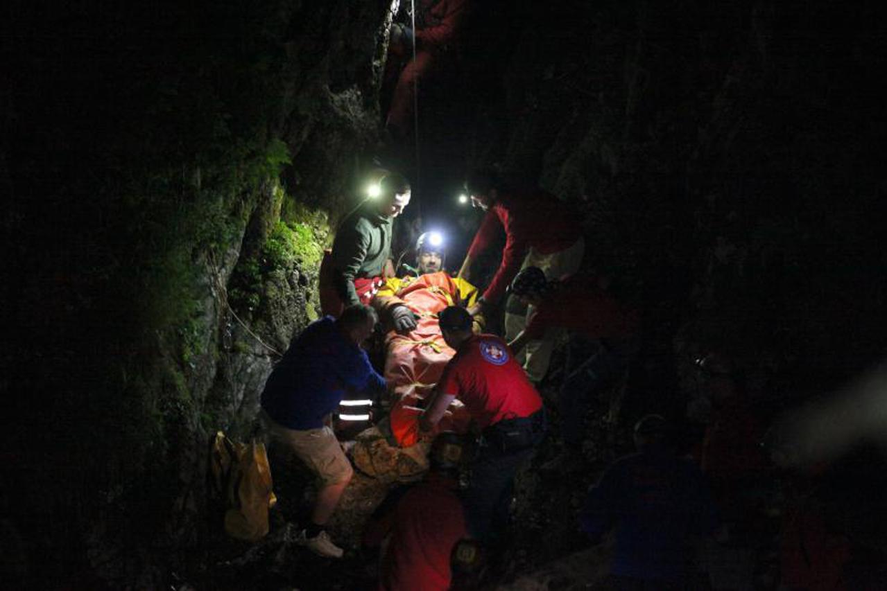 Speleolog spašen iz jame (1)