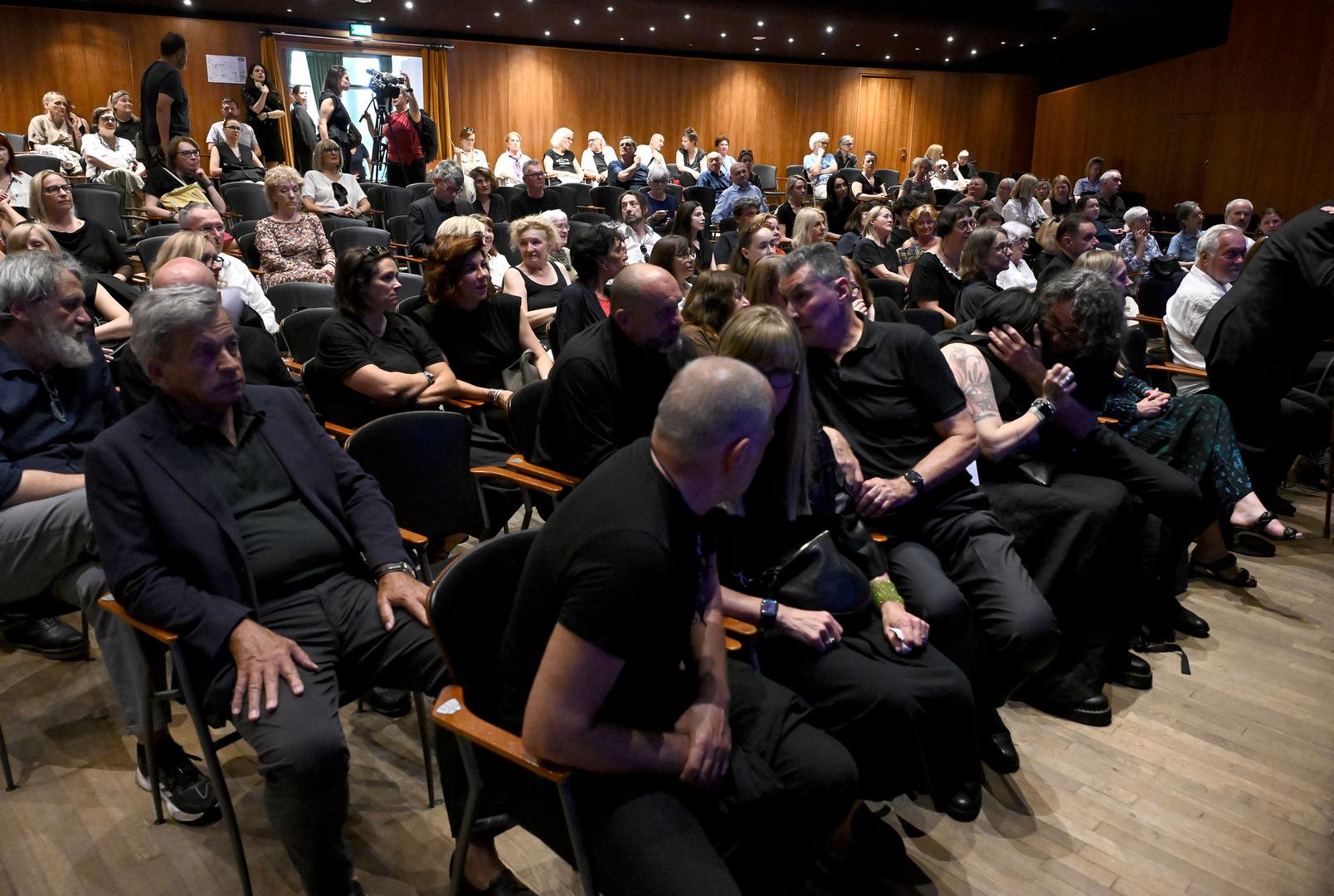 Urednica i kritičarka Marija Ott Franolić, koja je s Drakulić prijateljevala i surađivala, rekla je da ju je uvijek iznova oduševljavala njezina stvaralačka energija i potreba za pisanjem