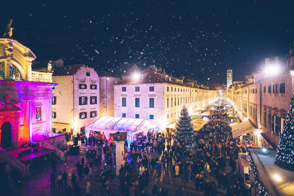 Blagdanska čarolija u Dubrovniku i doček Nove godine na Stradunu