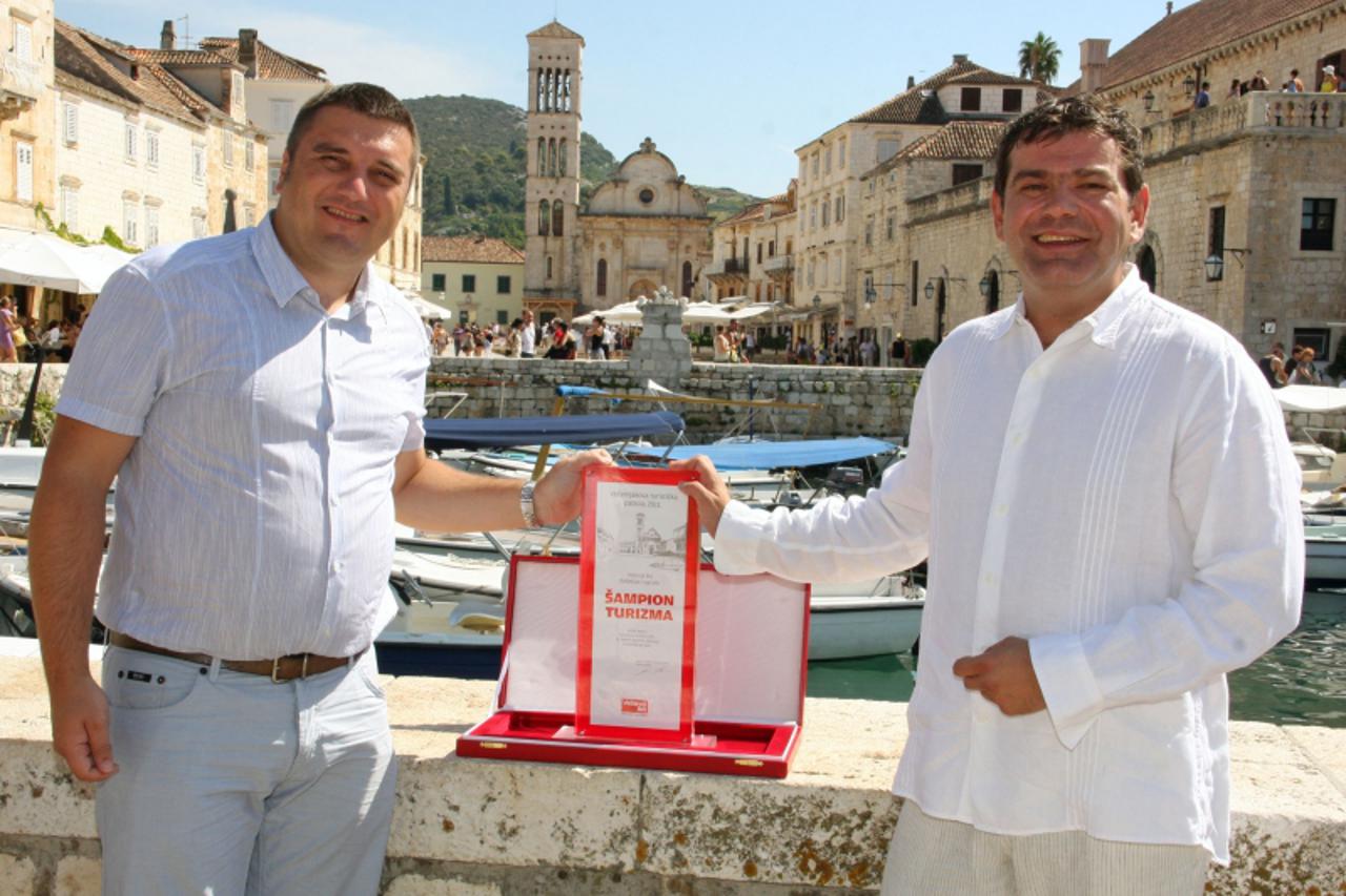 \'09.09.2011.Hvar- Dodjela nagrade Vecernjakove patrole za najbolje turisticko mjesto pripalo je nakon 12 godina ponovno gradu Hvaru. Nagradu je dodjelio glavni urednik Goran Ogrlic gradonacelniku Pje
