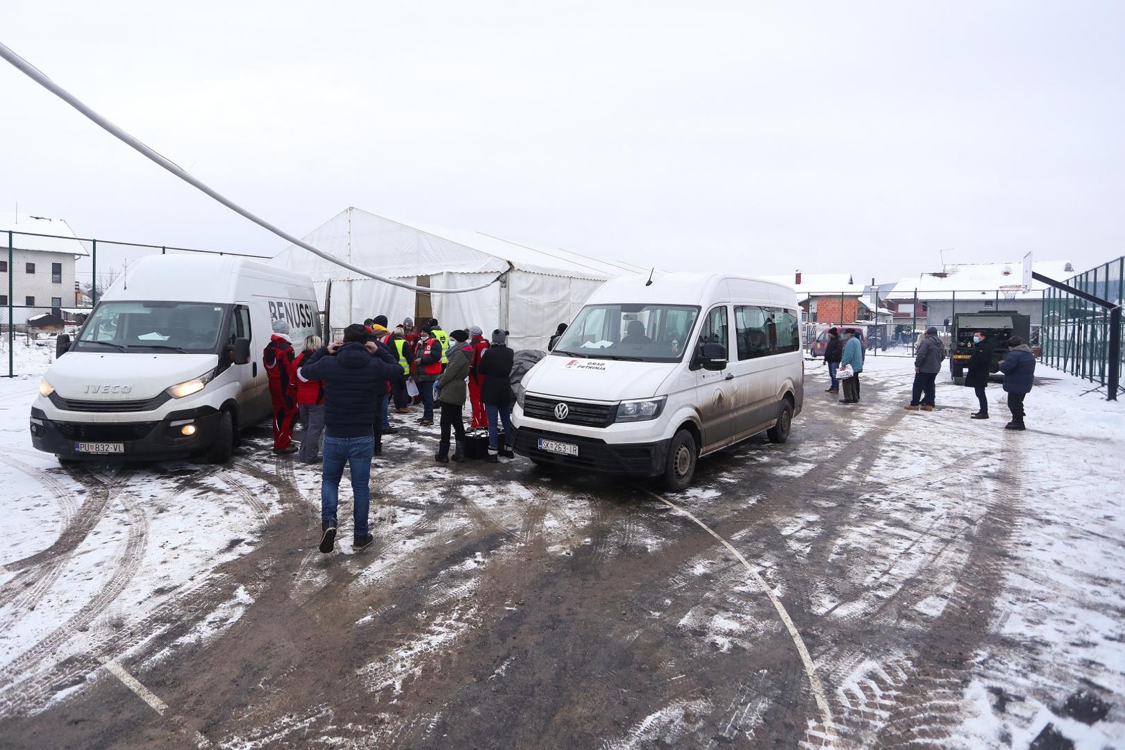 14.01.2021., Petrinja - Podjela hrane gradjanima tvrtke Pleter u postavljenom satoru na djecjem igralistu u Petrinji. Photo: Luka Stanzl/PIXSELL