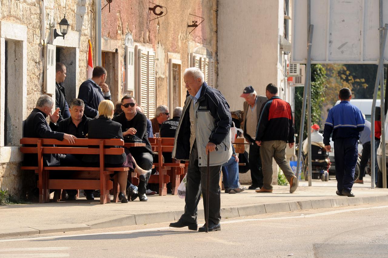 20.04.2010., Kistanje - Zivot u malom mjestu pokraj Sibenika, ilustracija.  Photo: Hrvoje Jelavic/PIXSELL