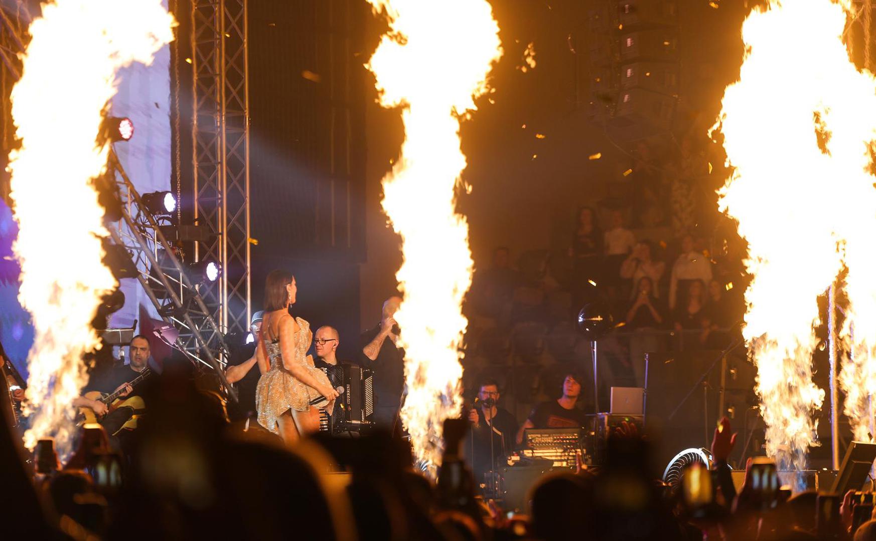 Aleksandra je na svom koncertu u Osijeku održala emotivan govor. Naime, pjevačica je odrasla u Belom Manastiru, a na to se i osvrnula:
- 30-ak kilometara od mjesta u kojem sam odrasla - rekla je i dobila gromoglasan pljesak. 