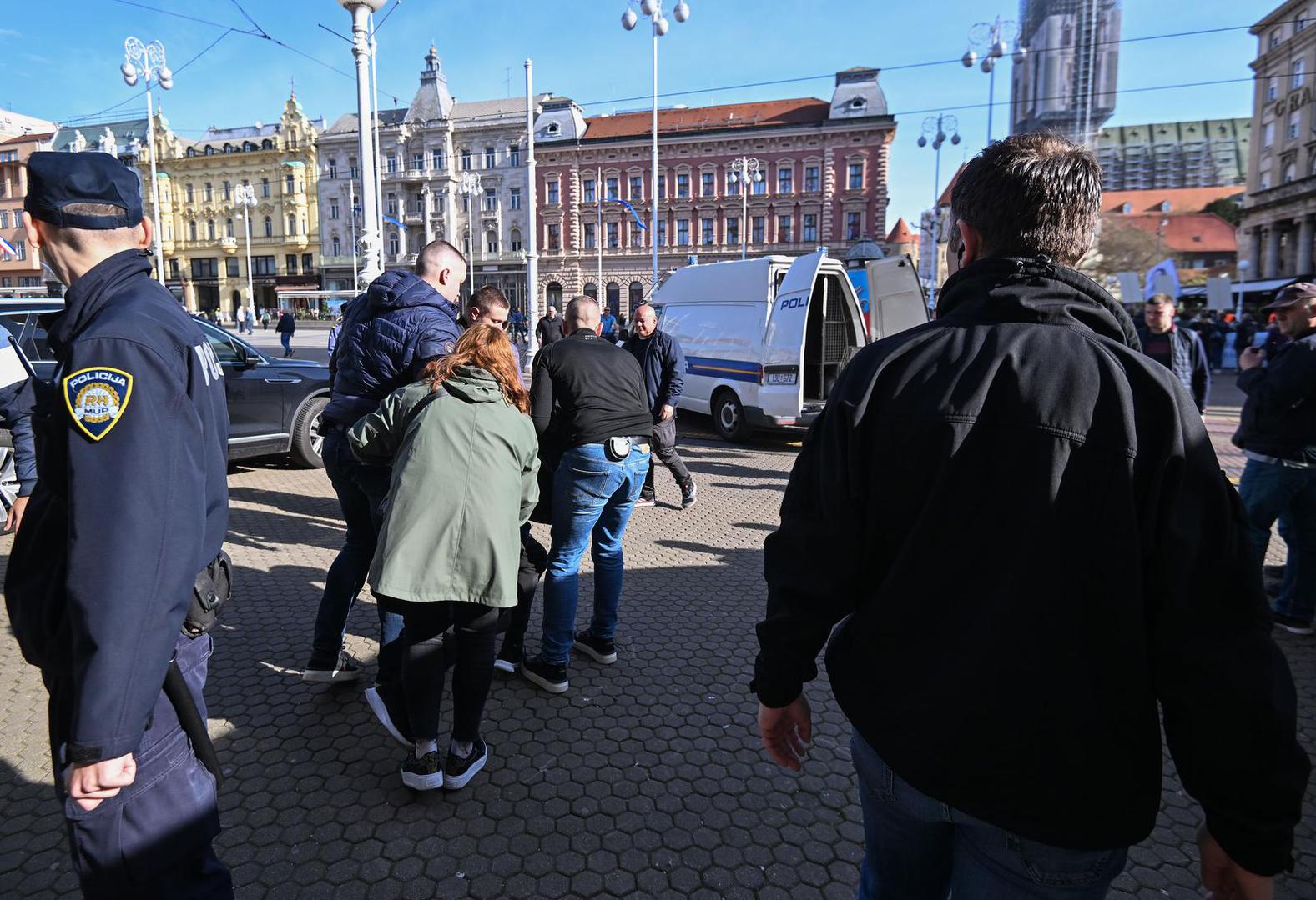 Kako piše 24sata, on je došao do djevojke koja je prosvjedovala protiv molitelja na Trgu bana Josipa Jelačića i pokušao joj oteti transparent.