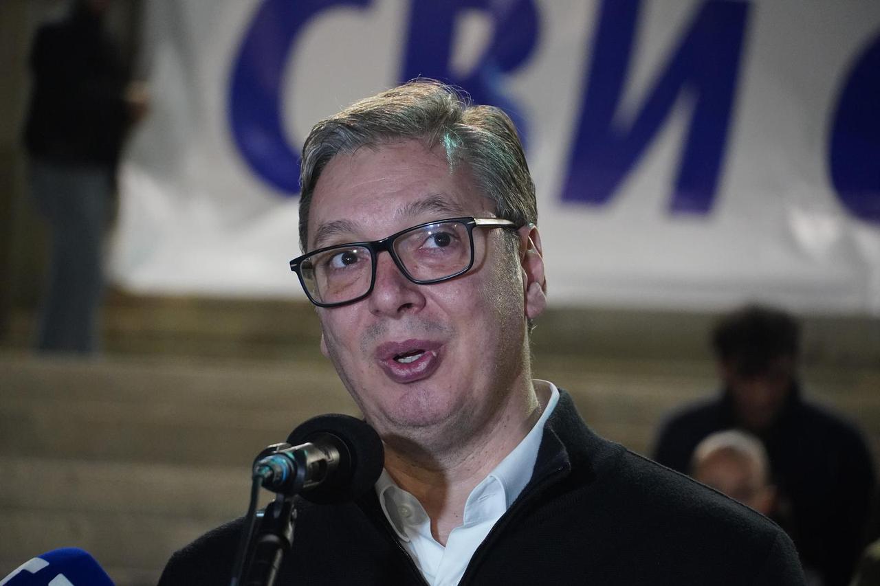 Beograd: Vučić došao ispred Narodne skupštine i pružio podršku "junaku iz Ćacilenda"