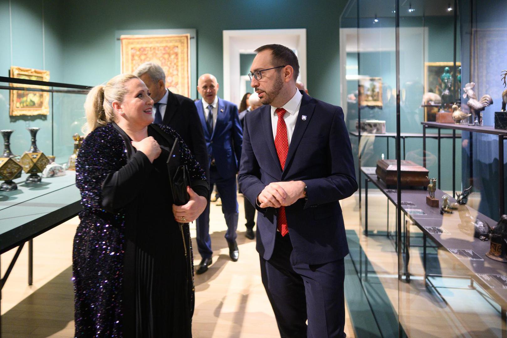 Zagrebački gradonačelnik Tomislav Tomašević rekao je da Muzej Mimara zauzima posebno mjesto u kulturnom identitetu našeg rada, njegov fundus umjetnina darovanih hrvatskom narodu svjedoči o bogatstvu različitih umjetničkih epoha i tradicija, a njegova monumentalna zgrada više od stoljeća oblikuje prepoznatljivu vizuru zagrebačkog Donjeg grada.