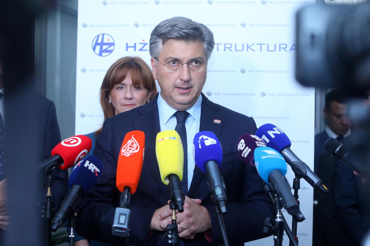 Premijer Plenković na potpisivanju ugovora o rekonstrukciji željeznice u Karlovcu