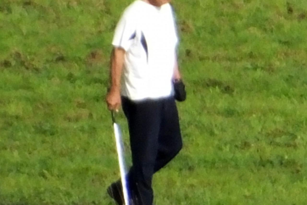 '30.10.2013., Valtura - Bivsi prvi potpredsjednik Vlade Radimir Cacic iskoristio je suncani dan za trening golfa na nogometnom igralistu Otvorenog kaznenog zavoda Valtura.   Photo: Dusko Marusic/PIXSE