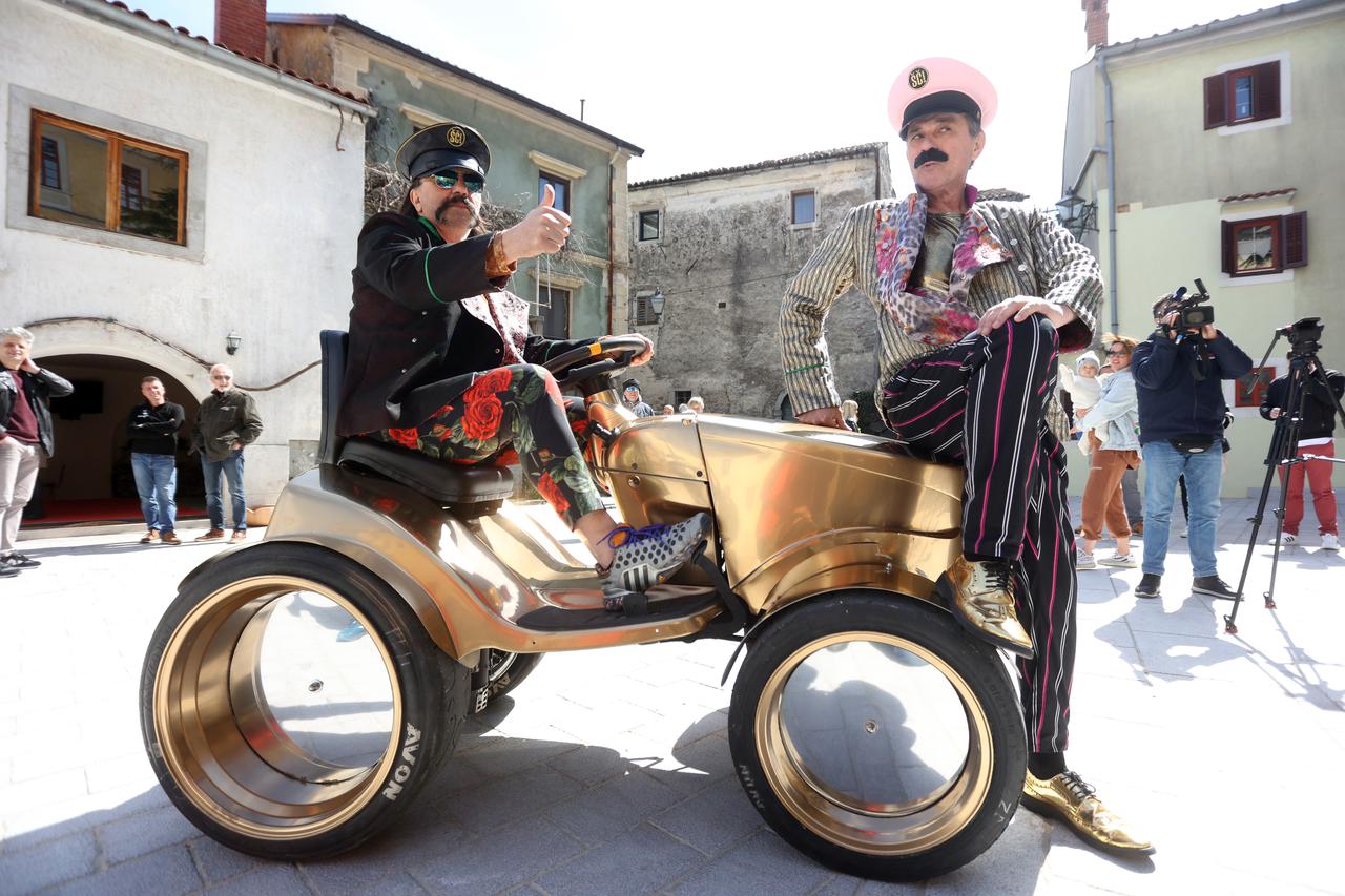 Kastav: Let3 predstavio zlatnog traktora s kojim idu na Euroviziju