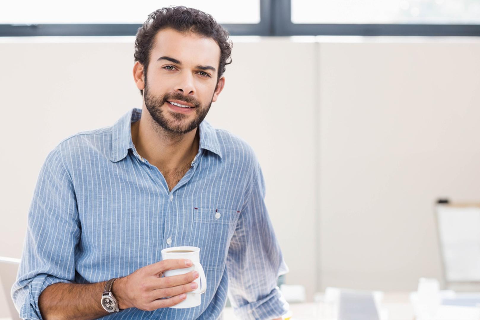 Plava: Ljubitelji plave boje najčešće su mirne, stabilne i pouzdane osobe. Cijenite iskrenost, lojalnost i osjećaj sigurnosti, a u odnosima težite povjerenju i smirenoj komunikaciji. Psiholozi kažu da plavu biraju ljudi koji vole red, strukturu i osjećaj da 'znaju na čemu su'. Ponekad djelujete rezervirano, ali oni koji vam se približe znaju da ste odani do kraja.