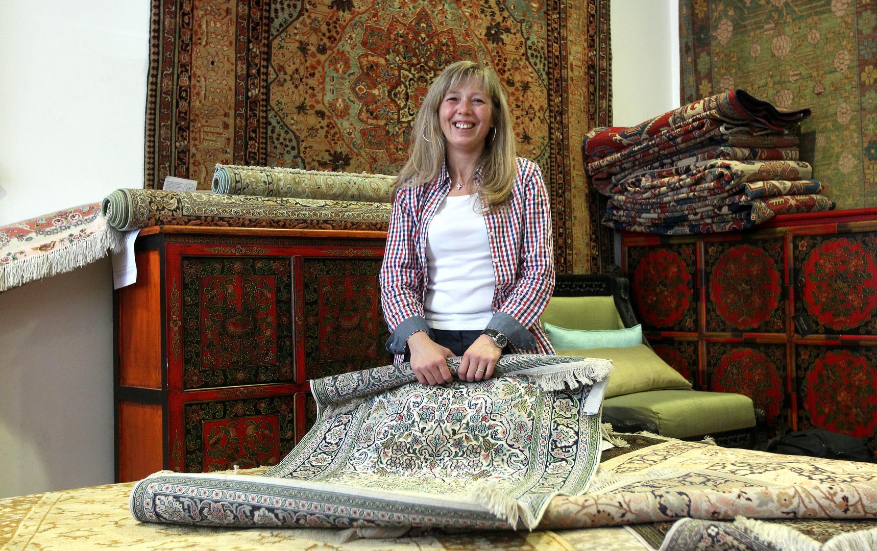 Za manje tepihe potrebno joj je po tjedan ili dva, a na većim tepisima zna raditi i po nekoliko mjeseci - sve ručno.
