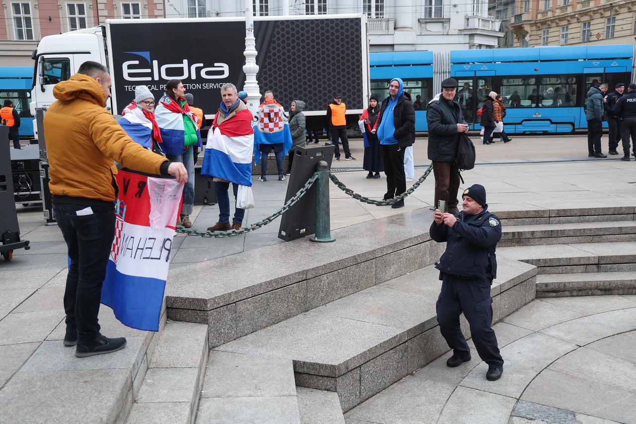 Zagreb: Prvi navijači okupljaju se na glavnom Trgu uoči svečanog dočeka rukometaša 