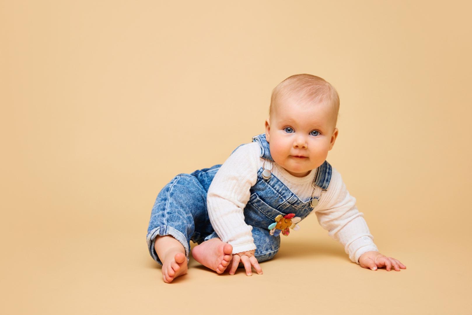 Prate ih dugi dani i puno svjetla: Lipanj je mjesec u kojem su dani među najduljima u godini, a to mu daje posebnu simboliku. Bebe rođene u ovom razdoblju često se povezuju sa svjetlom, toplinom, optimizmom i otvorenošću prema svijetu. Iako mjesec rođenja ne određuje nečiji karakter, mnogima je lijepa pomisao da su lipanjske bebe došle baš u vrijeme kada je dan najduži, a život se najviše odvija vani.