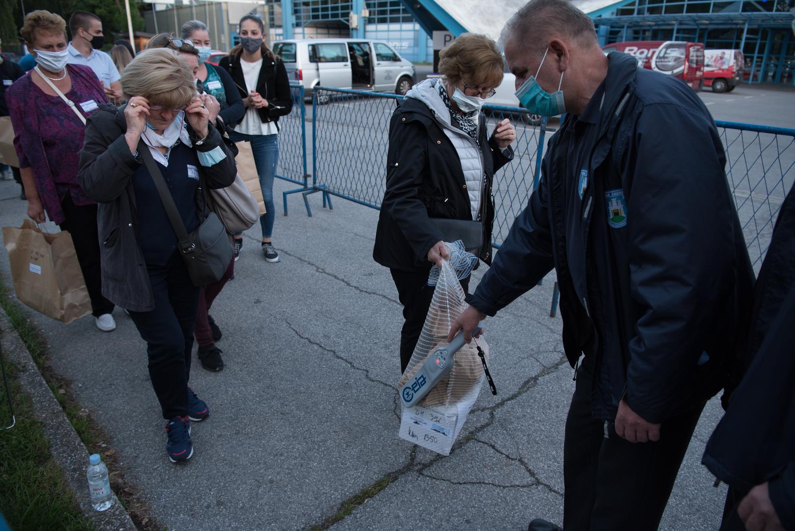 30.05.2021., Zagreb - Clanovi birackog odbora Zagrebackog velesajma prebrojali su glasove nakon zavrsenih lokalnih izbora. Photo: Bruno Fantulin/PIXSELL