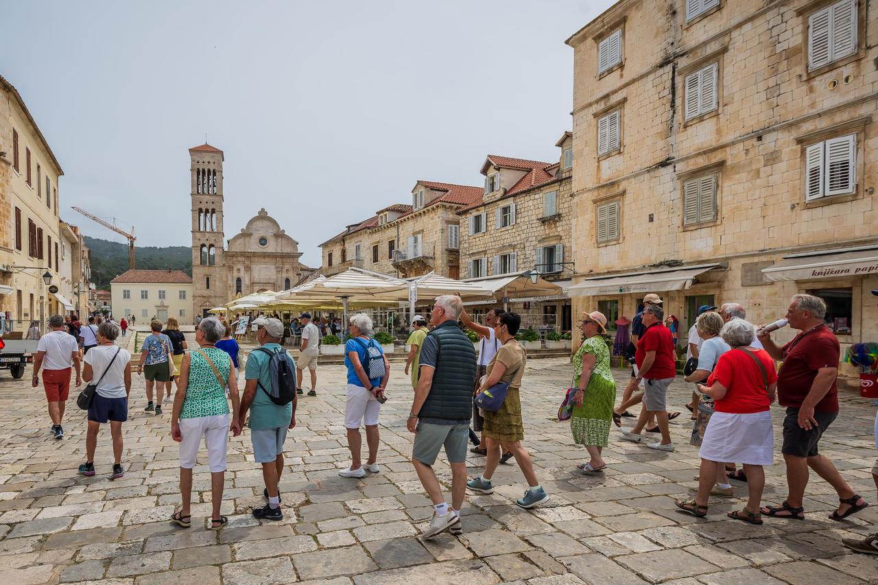 Brojni turisti u obilasku Hvara, sezona je već počela