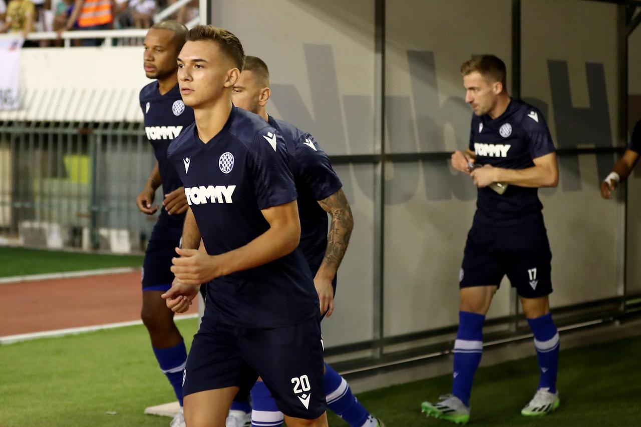 Zagrijavanje nogometaša Hajduka i PAOK-a uoči početka susreta
