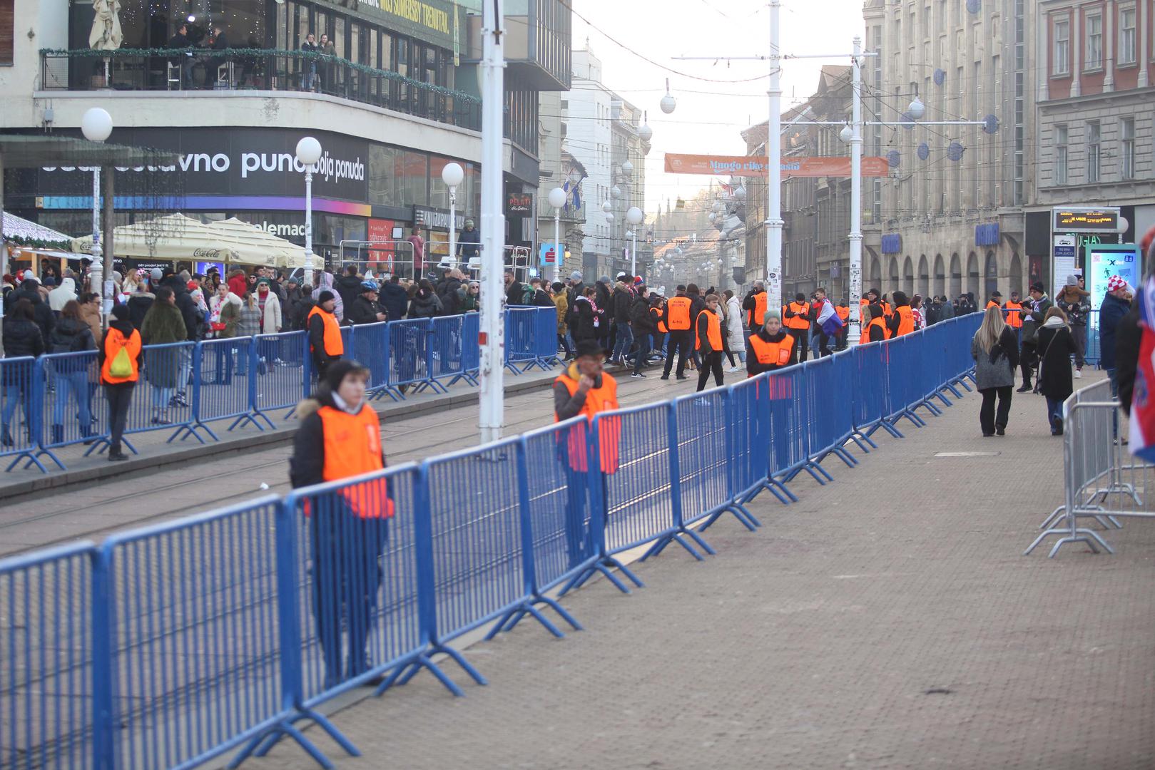 18.12.2022., Zagreb - Okupljanje vatrenih navijaca prije svecanog doceka hrvatskih reprezentativaca. Photo: Lovro Domitrovic/PIXSELL