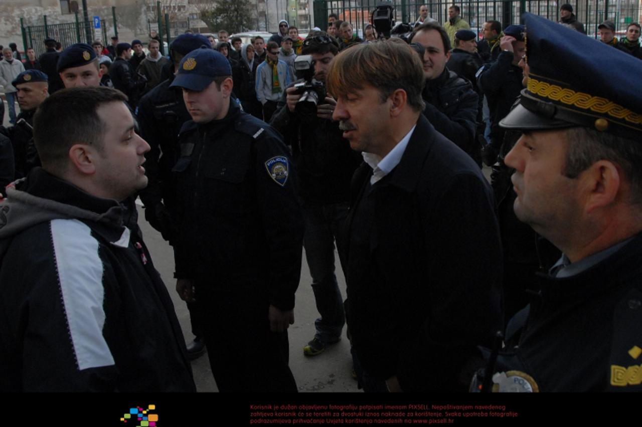 \'12.03.2011., Pula - Nakon nogometna utakmica 21. kola Prve HNL izmedju NK Istra 1961  i HNK Sibenik, koja je zavrsila porazom Istre, navijaci domace momcadi blokirali su izlaz sa stadiona te uz dost