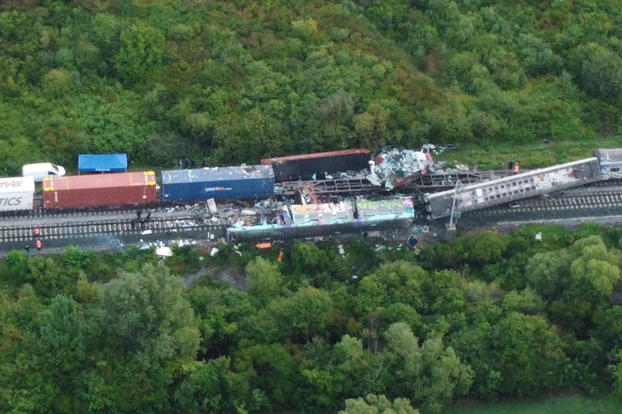 Fotografije iz zraka s mjesta nesreće putničkog i teretnog vlaka