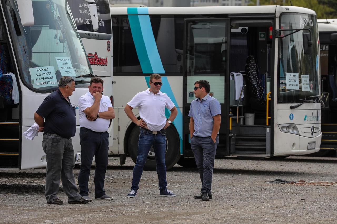 Zagreb: Prosvjedna vožnja autobusima od Velesajma do Ministarstva mora, prometa i infrastrukture