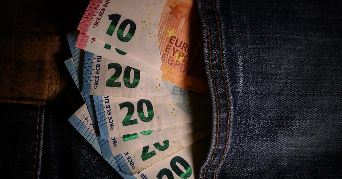 Președintele unei asociații și-a plătit cheltuielile private cu cardul oficial, iar administratoarea a falsificat listele de salarii