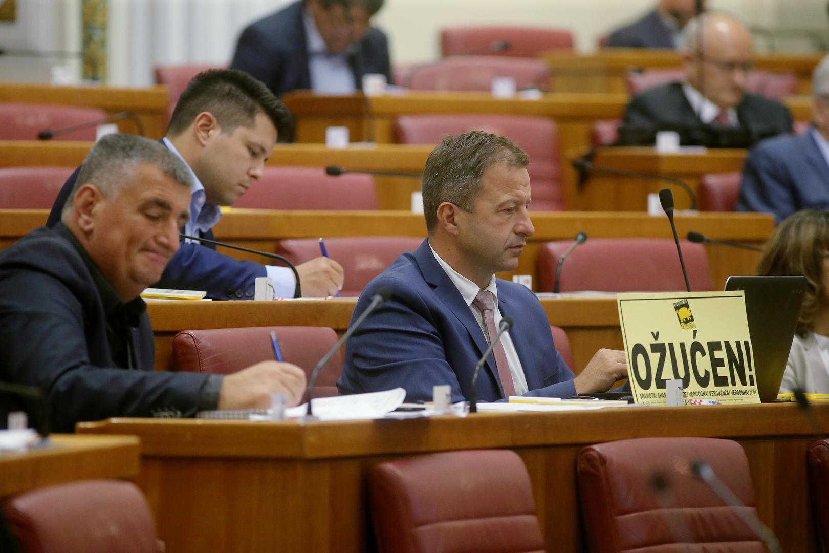 Tomislav Panenić (Klub nezavisne liste mladih) upitao je zašto se dio nadležnosti prebacuje s predsjednice Republike na Ministarstvo pravosuđa i radi li  se time predsjednici korist ili šteta