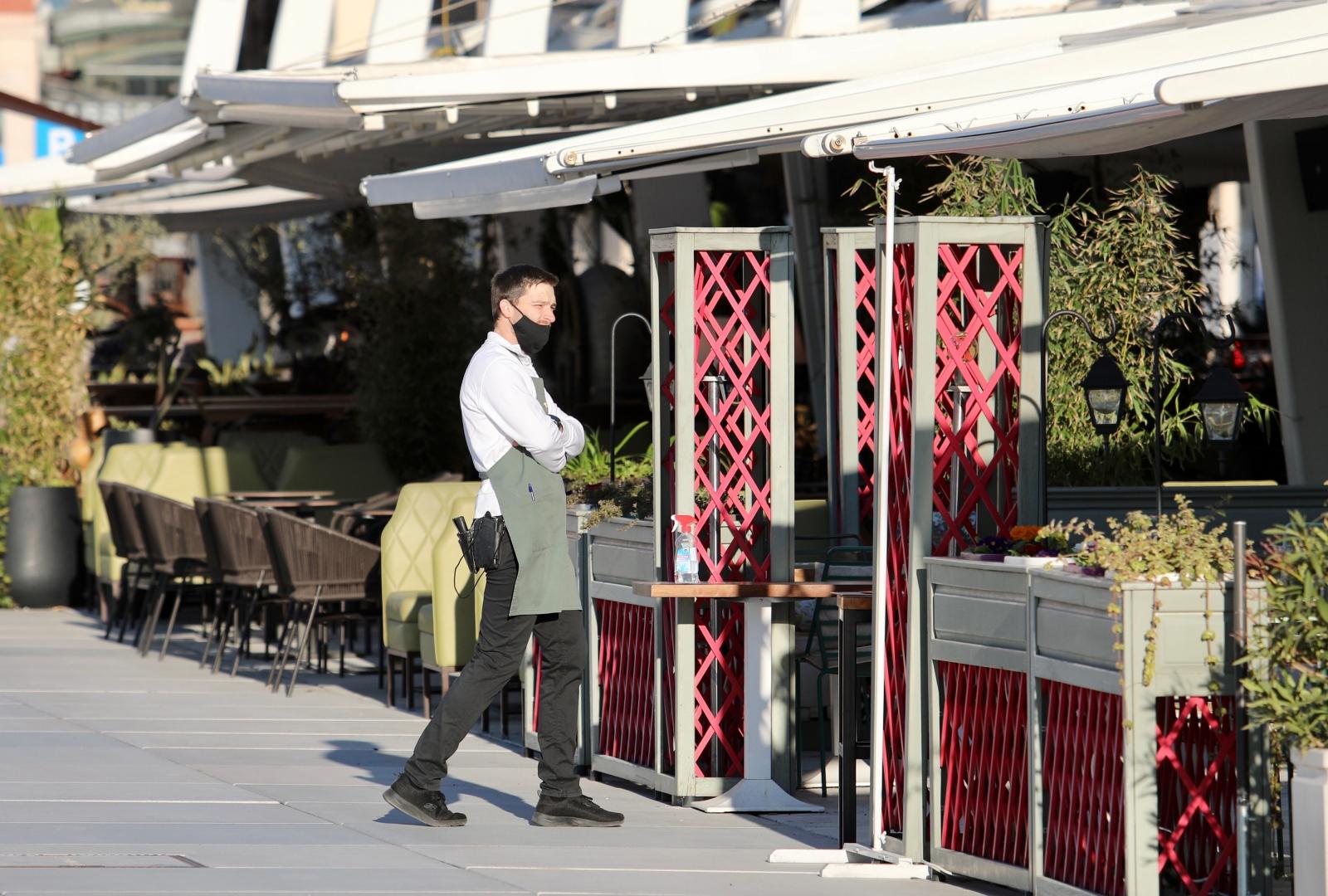 Iako je prvotno glazba u ugostiteljskim objektima bila zabranjena, udruge glazbenika i ugostitelja postigle su dogovor sa Stožerom pa je ona dopuštena uz uvjet da ne bude preglasna. 