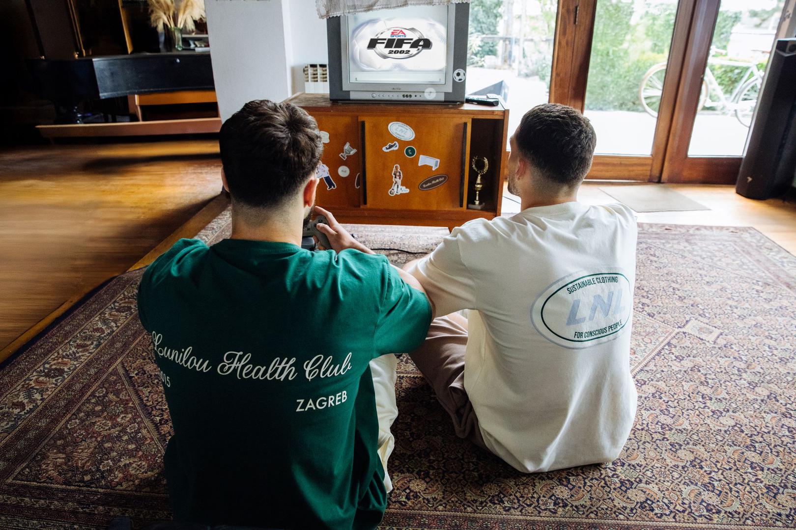 Nova Lunilou kolekcija donosi povratak u djetinjstvo i slavi uspjeh kroz trud, odricanje i prijateljstvo. Retro kampanja vizualno i emocionalno evocira vrijeme kada su dani bili ispunjeni jednostavnim radostima: igranjem videoigara na starim konzolama, gledanjem nogometa na CRT televizorima i obiteljskim ritualima koji su stvarali neizbrisiva sjećanja.
