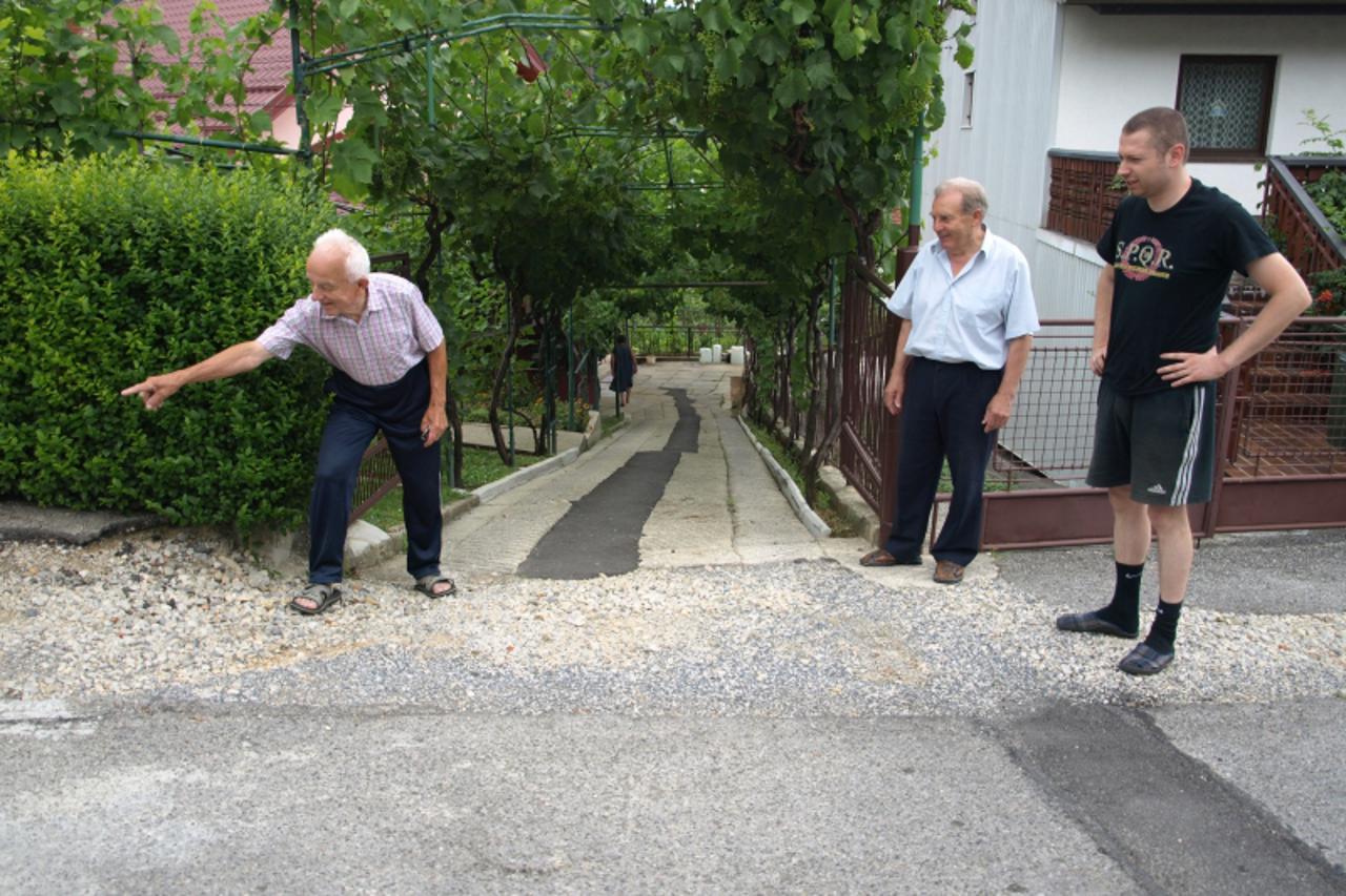 '07.07.2010. Ulica Augusta Hrcega Brke, Krapina - Dragutin Novak, ogorceni stanar zali se da Krakom nije u stanju vec mjesecima dovrsiti posao nakon promjene cijevi vodovoda. Pola ulice je neasfaltira
