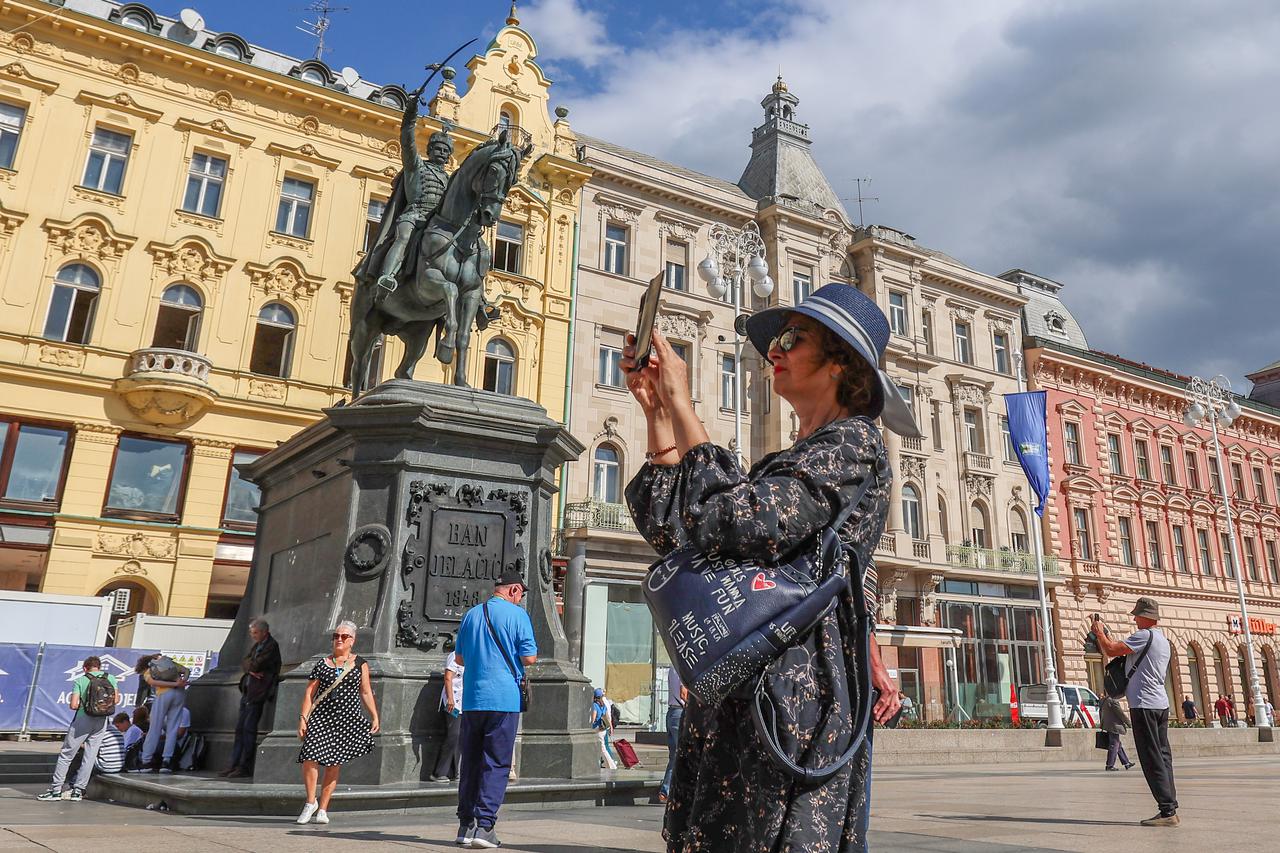 Hrvatski književnici u prostorijama Društva hrvatskih književnika