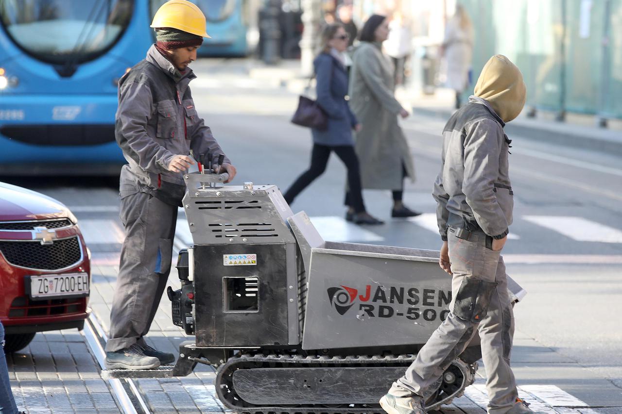 Zagreb: Gusjeničarom preko zebre do novog gradilišta