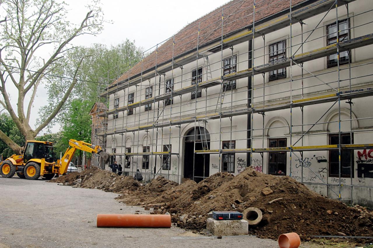 \'26.04.2011., Sisak - ovih dana zaposlea je obnova zgrade Velikog kaptola u koju ce se nakon uredjenja useliti uredi Sisacke biskupije. Photo:Nikola Cutuk/PIXSELL\'