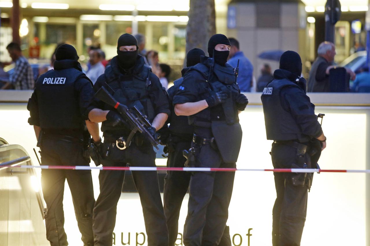 QUALITY REPEAT - Special forces police officers stand guard at an entrance of the main train station, following a shooting rampage at the Olympia shopping mall in Munich, Germany July 22, 2016.   REUTERS/Michael Dalder  TPX IMAGES OF THE DAY