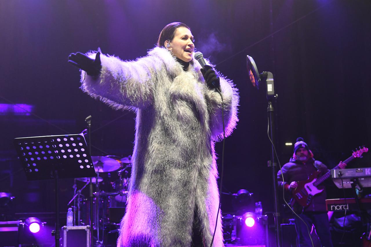 Nina Badrić oduševila okupljene posjetitelje koprivničkog Adventa