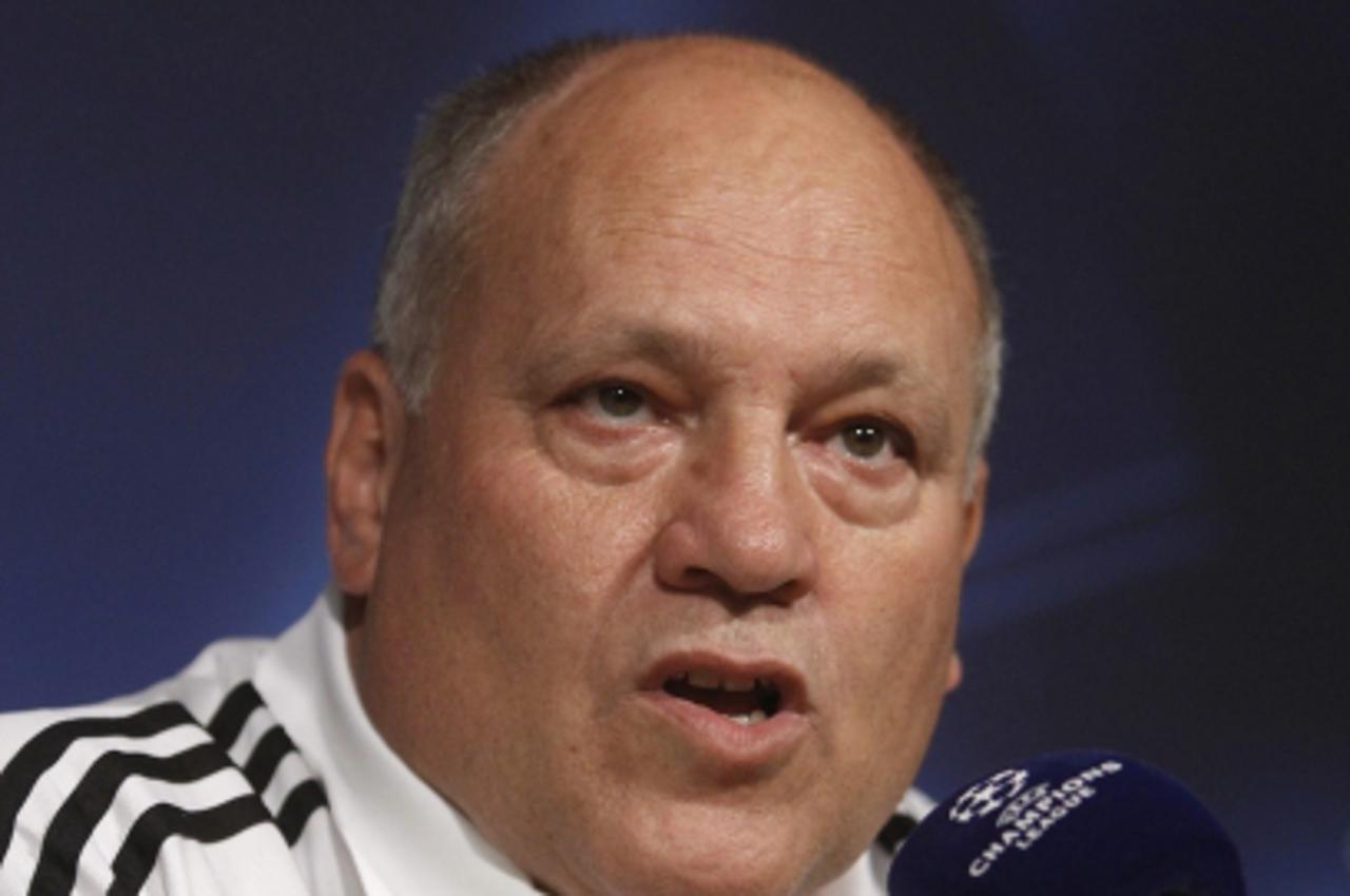 \'Head coach Martin Jol of Ajax Amsterdam speaks during a news conference at Santiago Bernabeu stadium in Madrid, September 14, 2010. Ajax will play Real Madrid in their Champions League Group G match