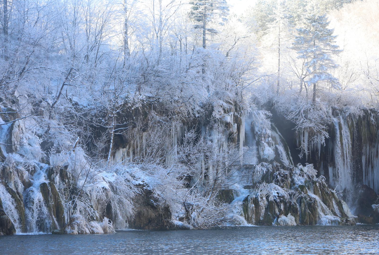 13.01.2024., Plitvicka jezera - Snijeg i debeli minusi zaledili su slapove na Plitvickim jezerima koji mame uzdahe brojnih posjetitelja. Photo: Kristina Stedul Fabac/PIXSELL