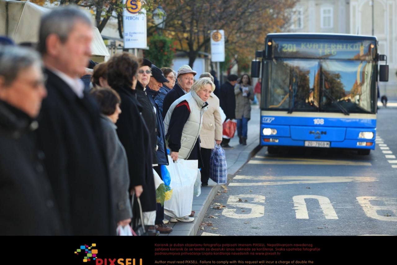 \'27.10.2010. Kaptol, Zagreb -  Nekoliko dana prije blagdana Svih Svetih trznica sve je vise putnika u autobusima za groblje Mirogoj Photo: Patrik Macek/PIXSELL\'