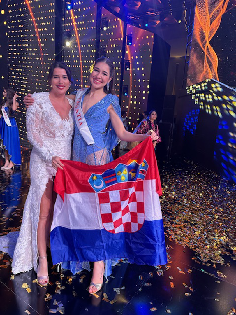 Naša Lucija se na pozornici predstavila haljinom iz haute couture kolekcije, koju potpisuje Ivan Alduk,koji je uz prekrasnu plavu haljinu optočenu perlama Luciji pripremio i haljinu za kategoriju top model ručno rađenu preko sto sati. 